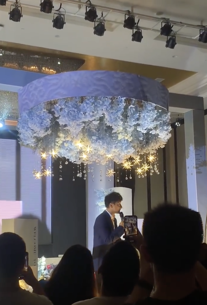 影片中，方力申身穿藍色西裝，站在舞台上演唱歌曲。現場觀眾表現非常投入，紛紛拿起手機拍攝留念。