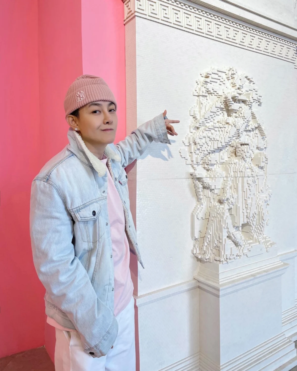 皇甫聖華是一位富裕家庭出身的内地網紅,被稱為「女版陳冠希」,因其英氣十足的外表和笑容而爆紅。