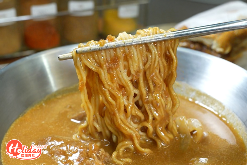 沙嗲醬以人手炒製,食落鹹香濃郁又帶花生香,而牛肉則以牛後腰肉入饌,肉質又厚又細嫩,誠意十足!