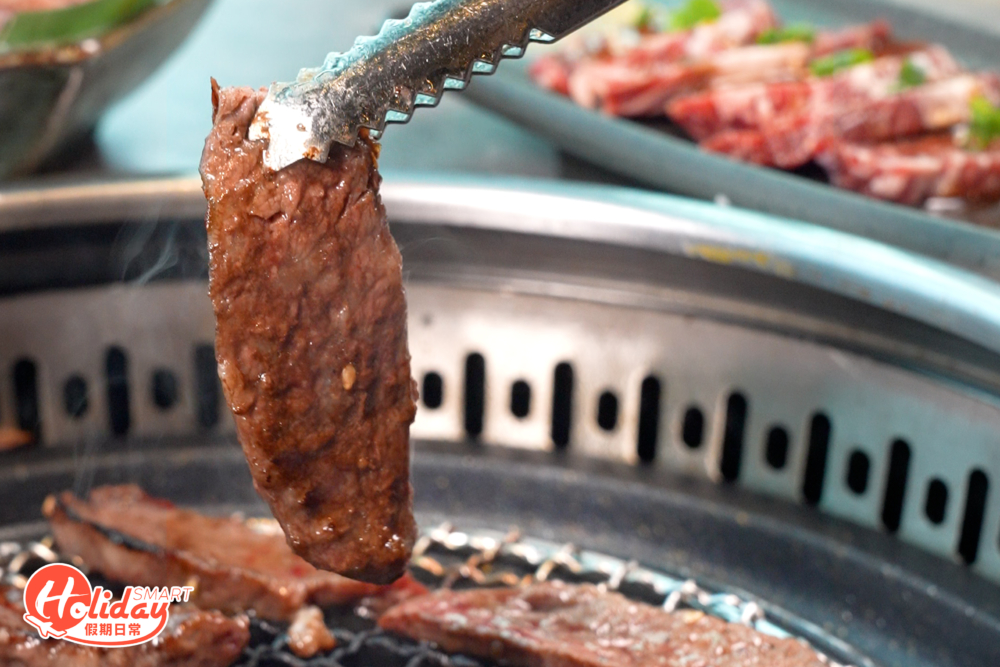 選用黑毛和牛的外羣肉油花均勻又肥瘦相間，加入秘制醬汁醃製後，食落鹹香十足！