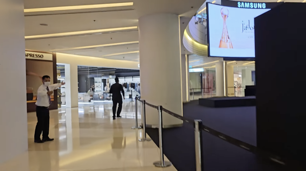 之後佢喺商場保安嘅指示下行樓梯離開商場