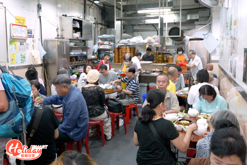 擁有50年歷史的「新興食家」是西環街坊常駐的夜茶店。