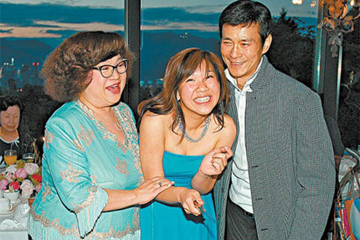 鄭少秋同已故藝人沈殿霞育有次女鄭欣宜