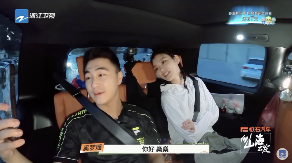 在旅途期間他們也不忘與一對子女facetime