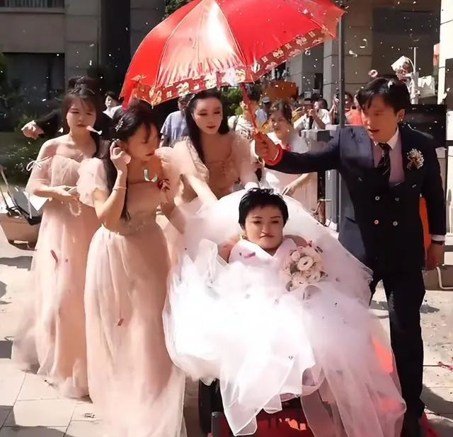 李喜梅前前後後花費3000萬元舉辦這次婚禮,甚至送了房、車給丈夫