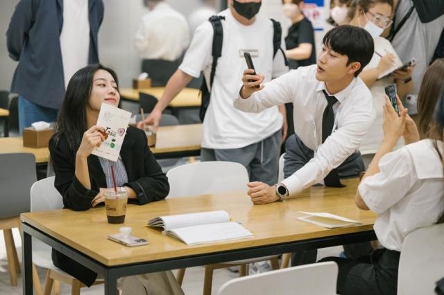 每個月，每個員工都要隨機挑選一個同事，然後評價佢嘅優點同埋俾評分。