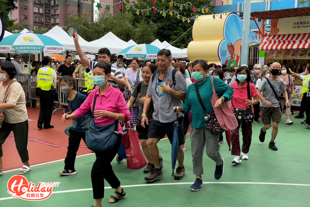 首日早上一開場有市民即刻衝去狂搶$1筍貨。