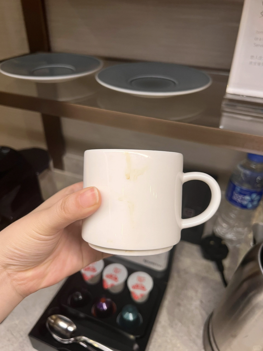 從網民公開的照片可見咖啡杯外面的杯壁有明顯的咖啡色污漬。