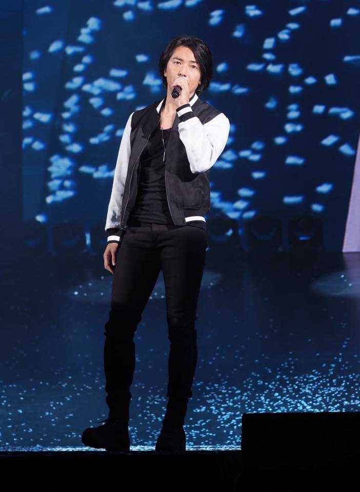 鄭伊健最近在淺水灣與朋友飲咖啡時被網民拍到