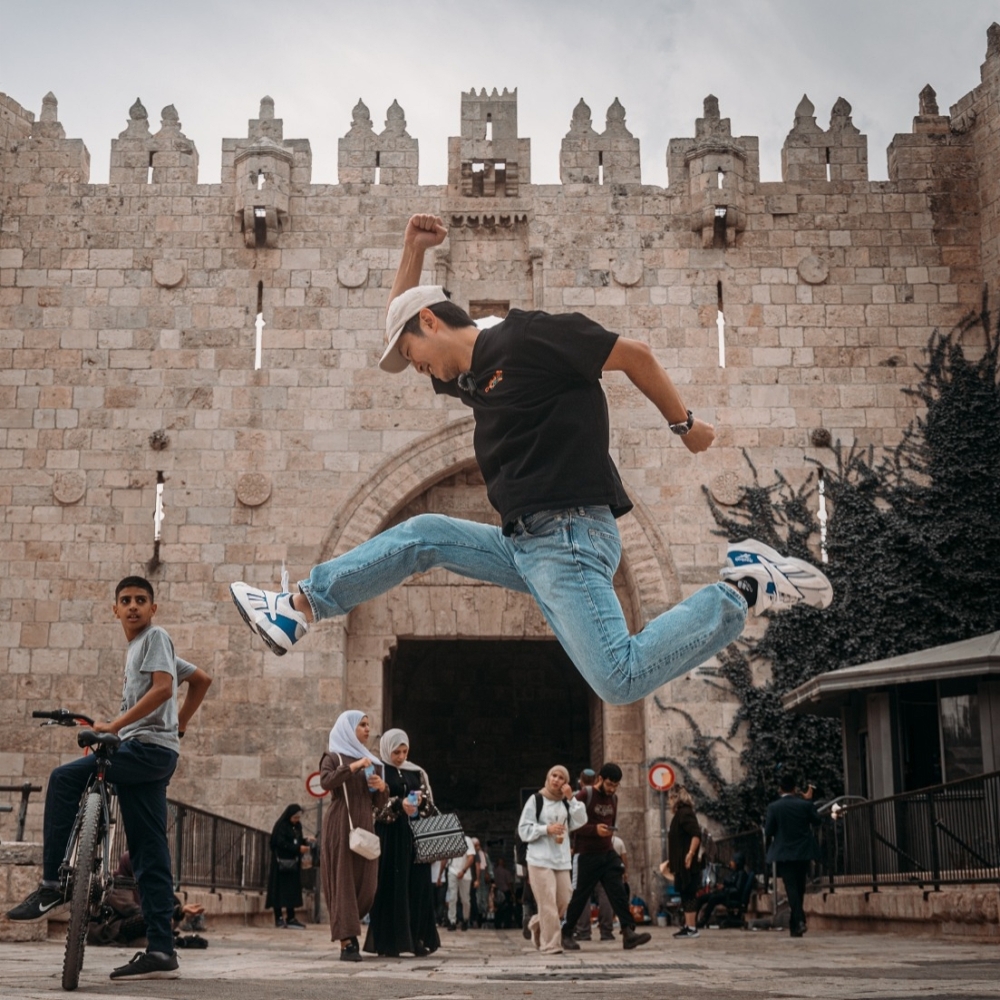 最近，YouTuber Ming仔到以色列耶路撒冷旅行，卻意外陷入巴以衝突的火海中