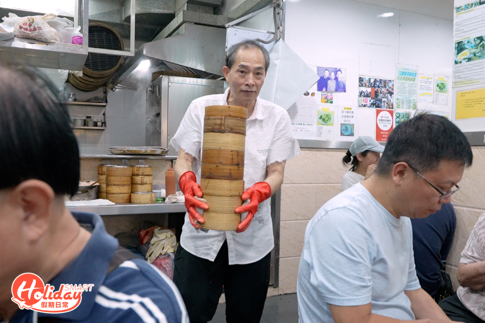 每當有新鮮出爐的點心，伙記就會一盤層層疊拿出來，向全場大嗌推銷點心。