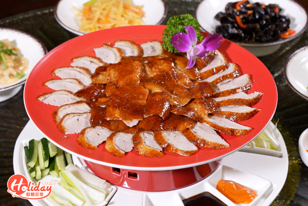 除瘋狂食大閘蟹外，酒家也提供無限任食片皮鴨放題，一整隻北京片皮鴨上菜，即場片出熱騰騰的鴨肉，皮脆肉嫩又多汁，包上京蔥和青瓜減少油膩感，蘸上秘製海鮮醬更惹味。