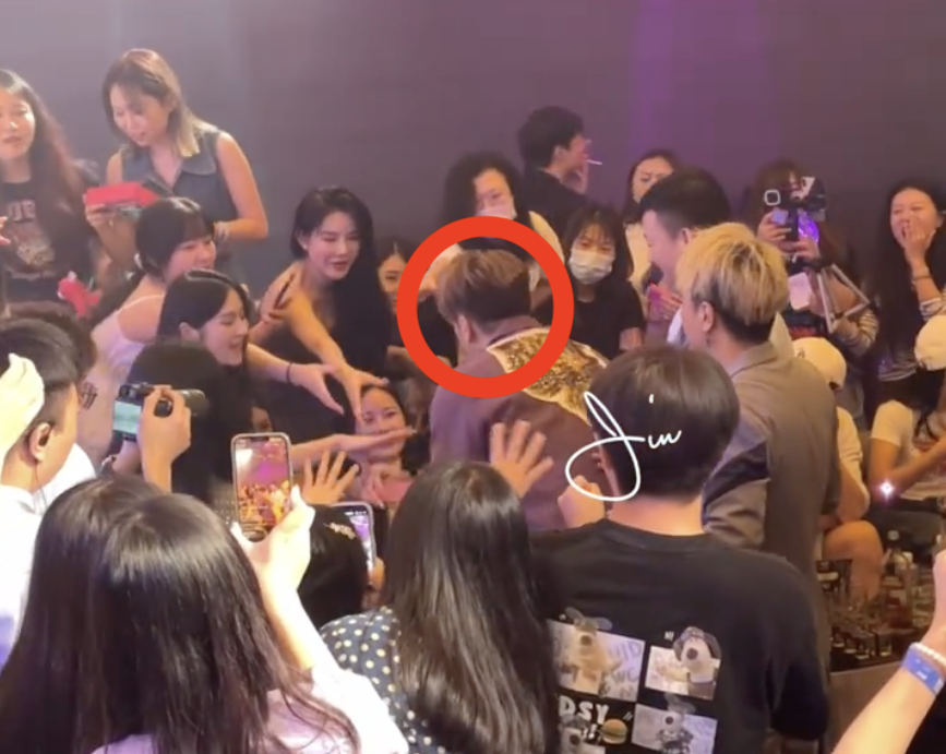 吳卓羲(紅圈)落台後更獲大批女fans包圍,他一一為粉絲簽名