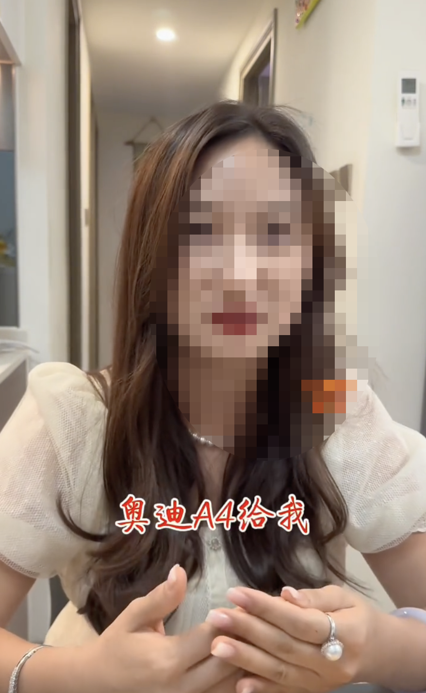 女子回憶起當時自己並沒有汽車代步，港男便買了一輛Audi A4給她，令女子十分感動。