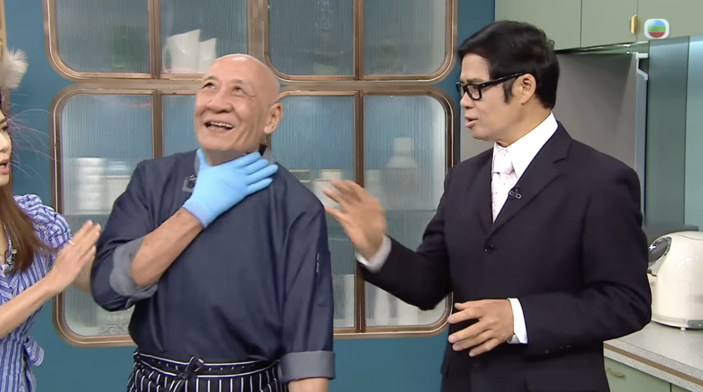 鼎爺講解烹飪過程但被大王一個反問激到要用手按住頸部