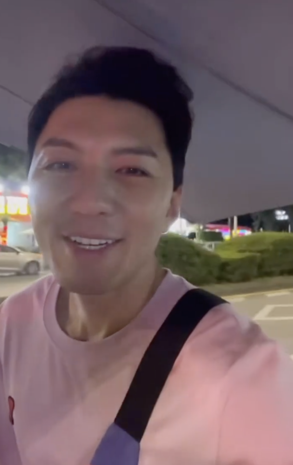 將為人父的袁偉豪近日在深圳拍攝劇集期間,乘坐當地的電動單車
