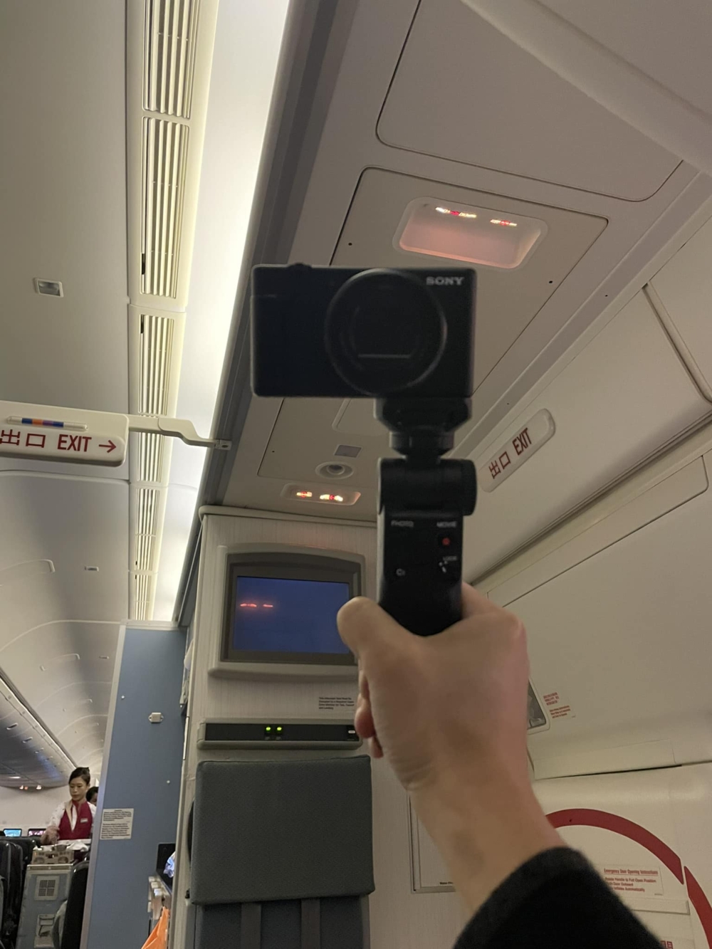 幸運的是，Ming仔和其他旅客成功登上了返回香港的最後一班航班。