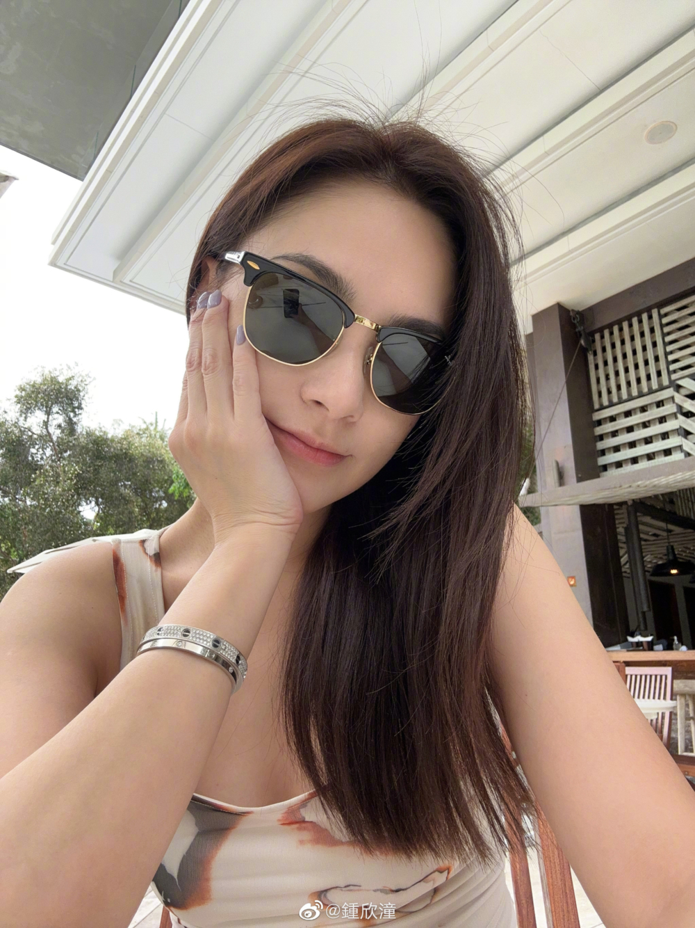 兩人更戴上同款Cartier LOVE bracelet