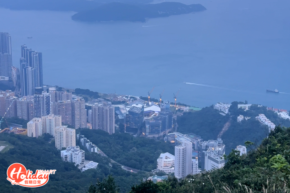 山上可以清楚看到中西區繁華景色，也可以見到南邊的數碼港地標。