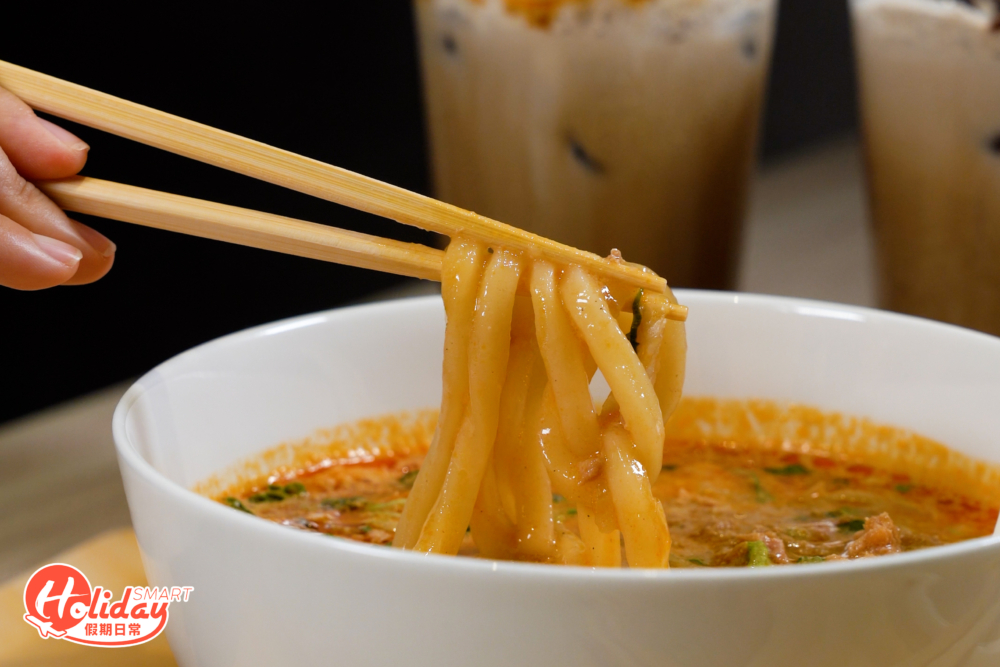 除了賣相吸引的甜食和茶飲外，店家也提供和風主食菜單，包羅沙律、飯食、丼飯及烏冬。招牌「豆乳擔擔烏冬」，以豆乳及傳統擔擔湯底入饌，烏冬索上湯汁，食落濃郁辛味又彈牙。