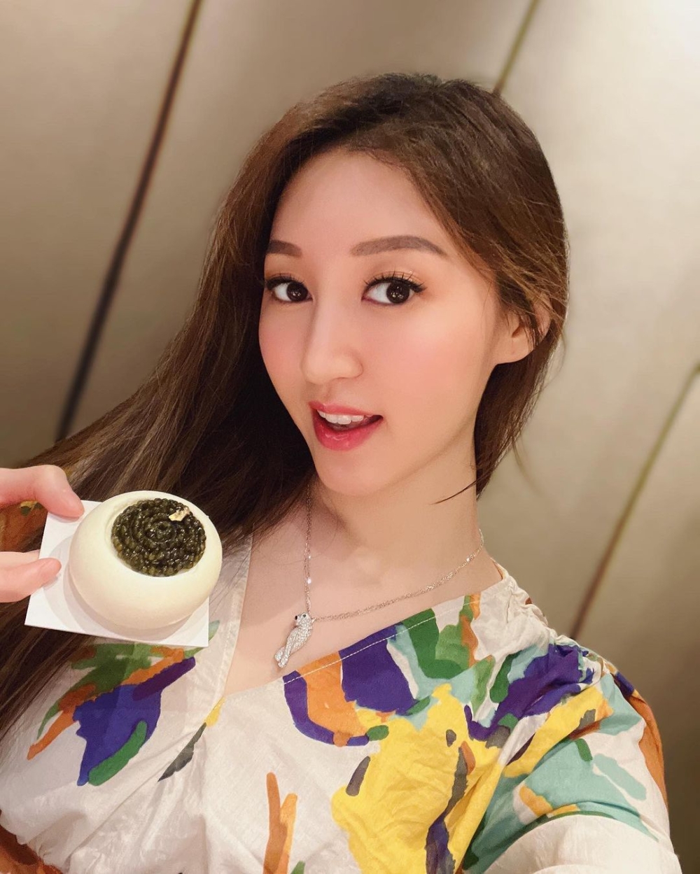 何艷娟戴上卡地亞嘅美洲豹造型鑽石頸鏈,價值約20萬港元