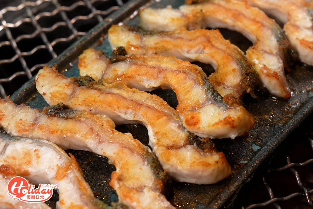 店家選用每日新鮮直送鰻魚上菜，成條放上烤盤後，燒至金黃焦脆的鰻魚，不用沾醬都十分滋味開胃，魚肉食落咬落爽脆酥香！