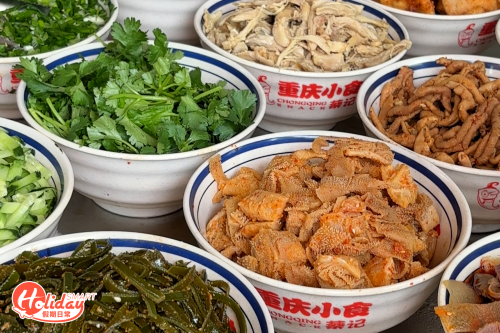 超正宗重慶涼皮，煙韌得來又掛汁，還可加配不同配料。