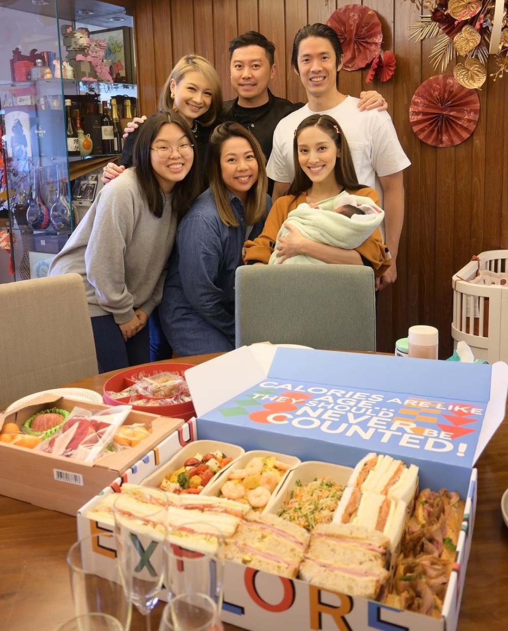 據資料鄭嘉穎於2016年時以$2349.5萬元購入2個單位,分別係519以及571呎。其後,兩人就打通2個單位,成逾千呎嘅大單位