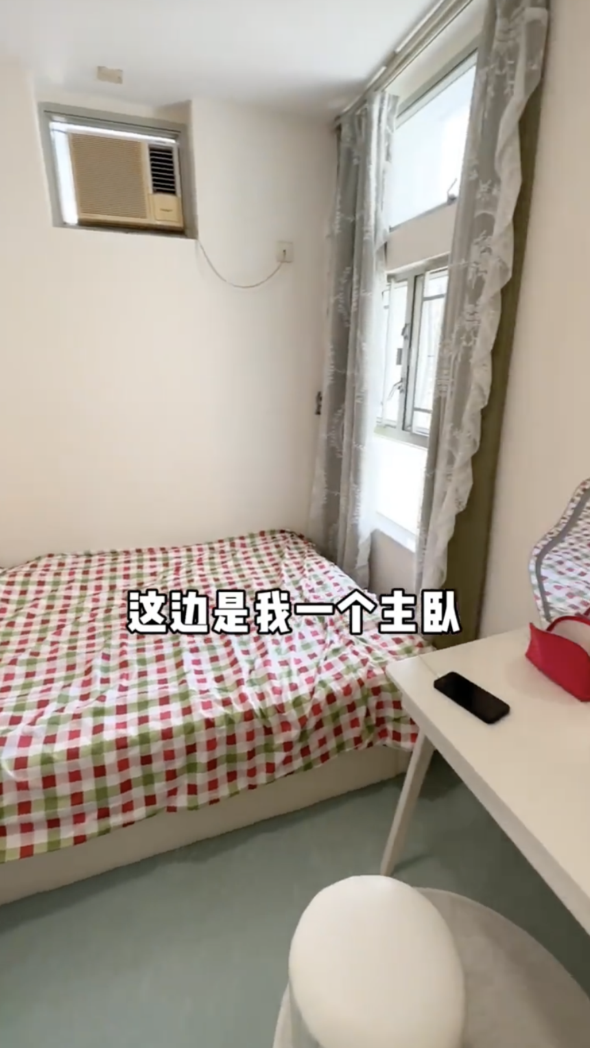 瑜伽女士就介紹主人房，佢指主人房喺內地嚟講係好細、好窄，但喺香港就已經算「很不錯」。