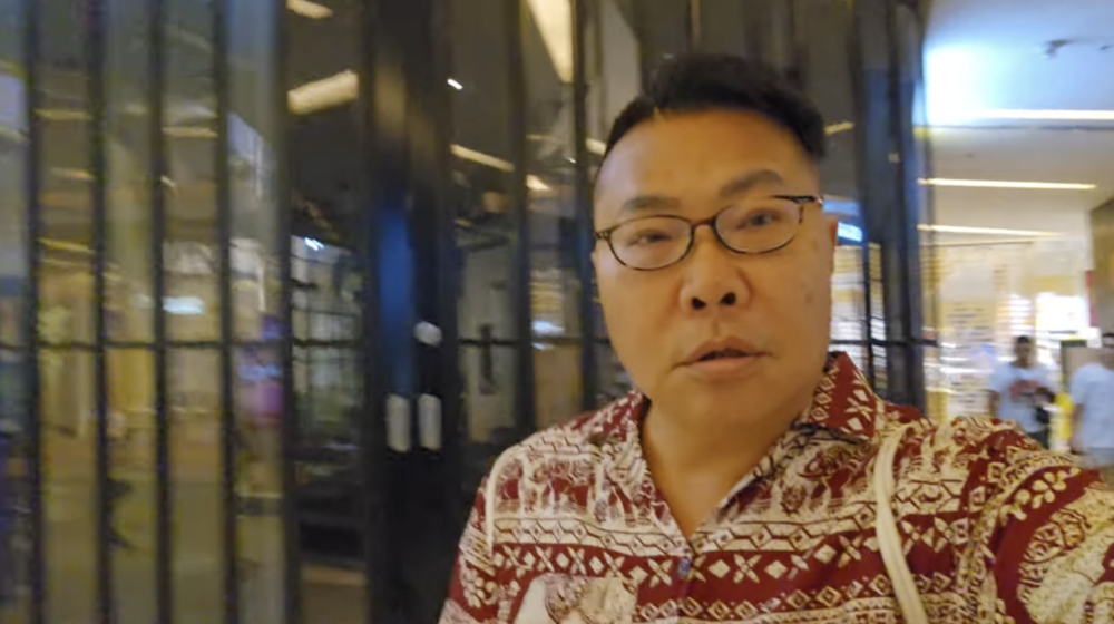 胡慧沖走避時亦不忘拍片紀錄當時商場情況。