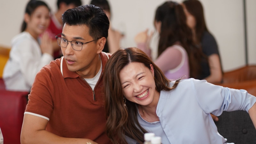 《香港人在北京》講述物業管理公司高層徐港仁（陳展鵬飾）獲派往北京分公司出任CEO，偕妻子鄺海倫（吳若希飾）北上發展