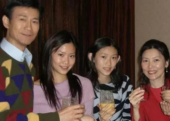 對於官晶華生嘅兩位女兒，鄭少秋亦表示佢哋的確係最幸福