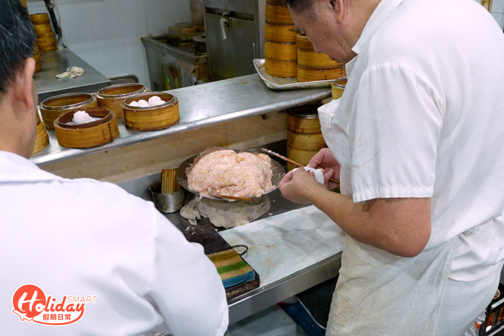 在這裹的開放式廚房就可即席欣賞老師傅包製點心的手藝。