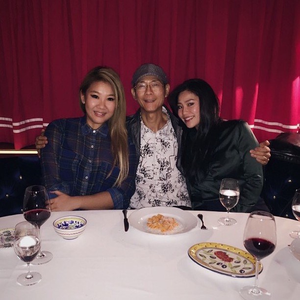 欣宜同妹妹一齊請爸爸鄭少秋食飯