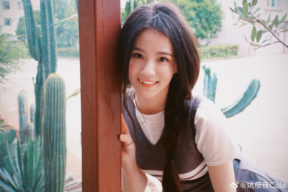 姚筱筱現年25歲，有著巴掌臉五官標緻，還有著標誌性的虎牙