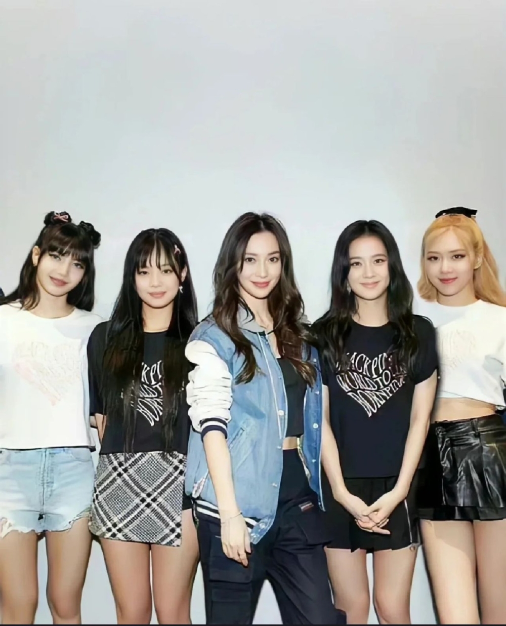 Angelababy早前被目擊現身巴黎朝聖韓國女團BLACKPINK成員Lisa《Crazy Horse》演出。