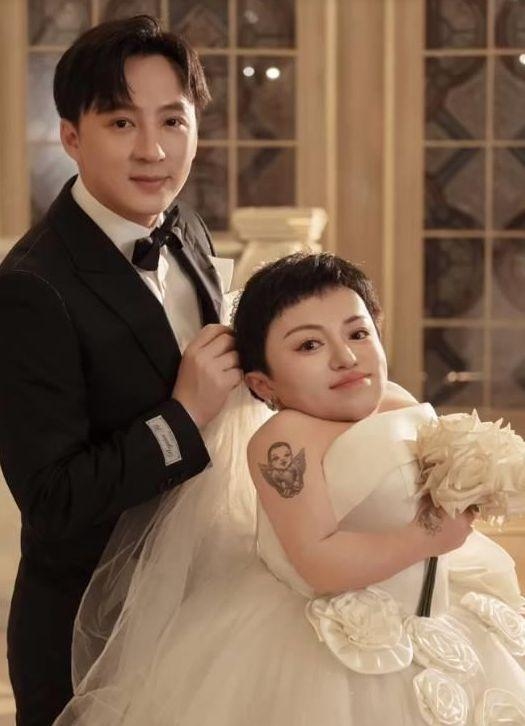 亦有人認為李喜梅結婚都不忘直播,加上夫妻收入相差太遠,不看好兩人能維繫長遠的婚姻關係