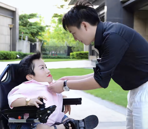 事業得意之餘,李喜梅亦迎來第二春,她和現年26歲帥氣小鮮肉「大雙」交往