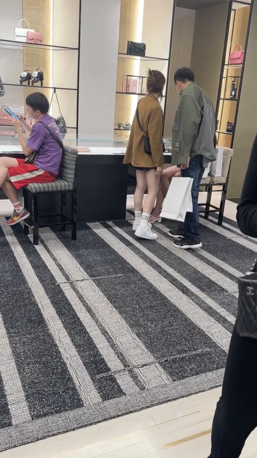 婚期漸近的馬明和靚湯近日在法國老佛爺（Galeries Lafayette）被野生捕獲