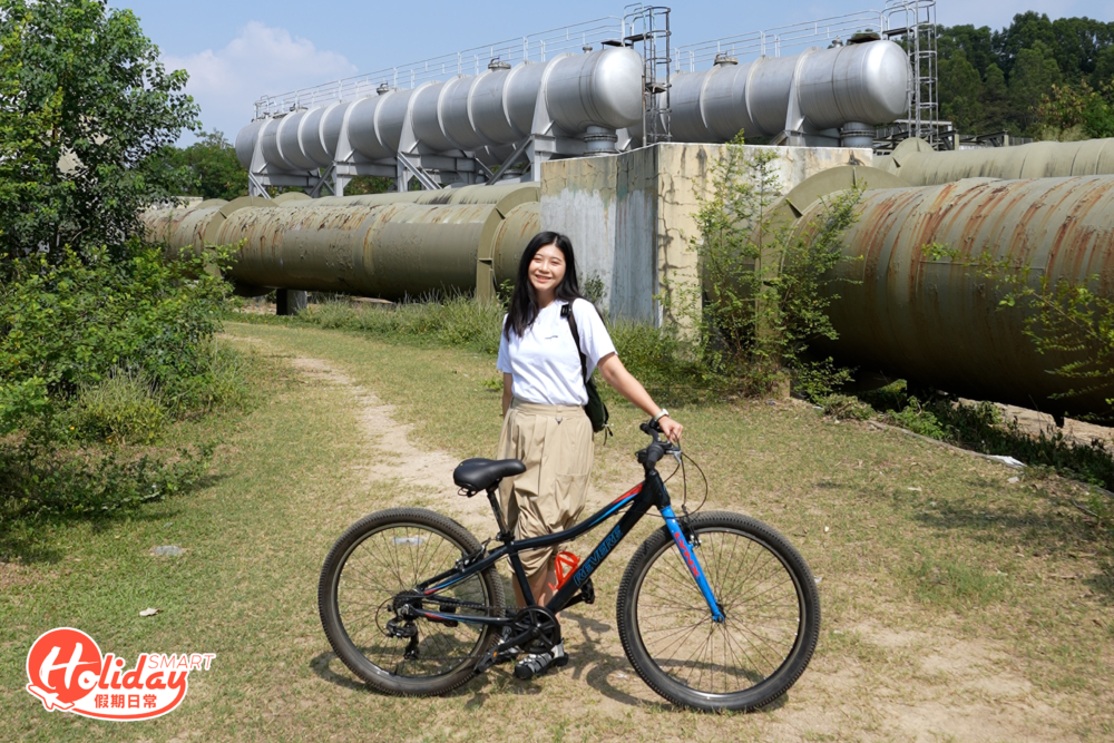 而且在途中更會路經打卡聖地「大水管」，深圳的東江水就是從這些輸水管輸入香港，幾條巨大的銀灰色水管配上旁邊的鐵路和竹樹，形成一幅美好景色。