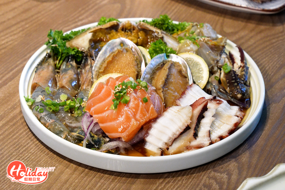 招牌生醃海鮮拼盤最受食客歡迎,除了醬油蟹還有鮑魚、三立魚及醬油蝦等海鮮。