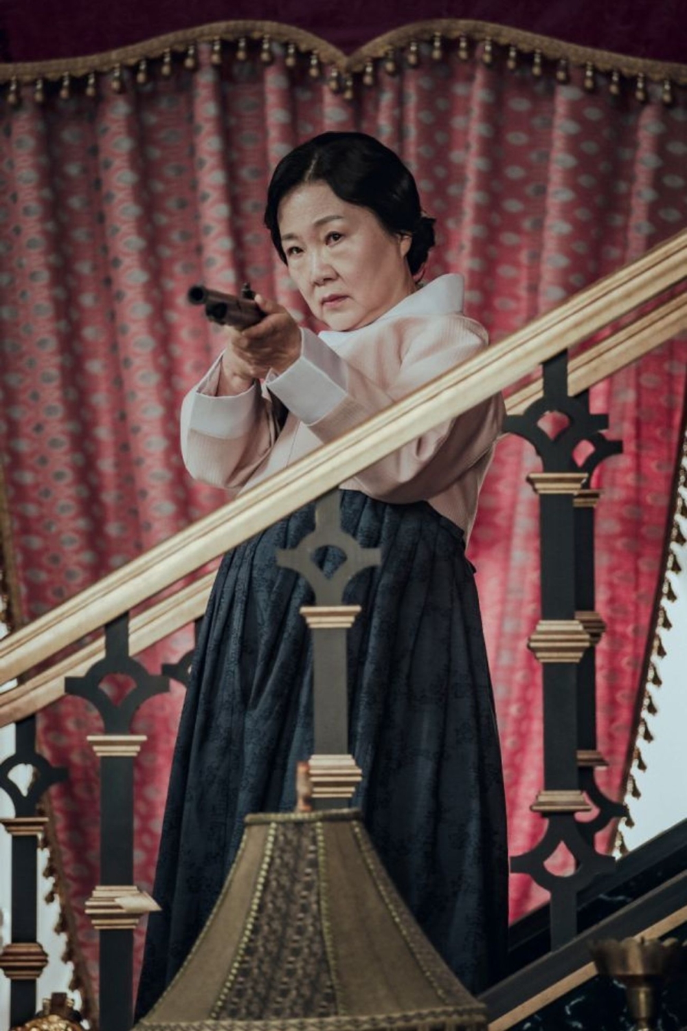 金海淑飾演金鈺堂當舖的管家「蘿月氏」。