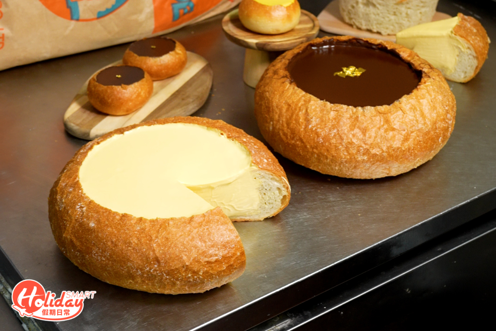 要製作巨大版法式布甸包十分花時間和功夫，先將巨大化法包焗好再切口，再注入正宗法式布甸蛋醬。