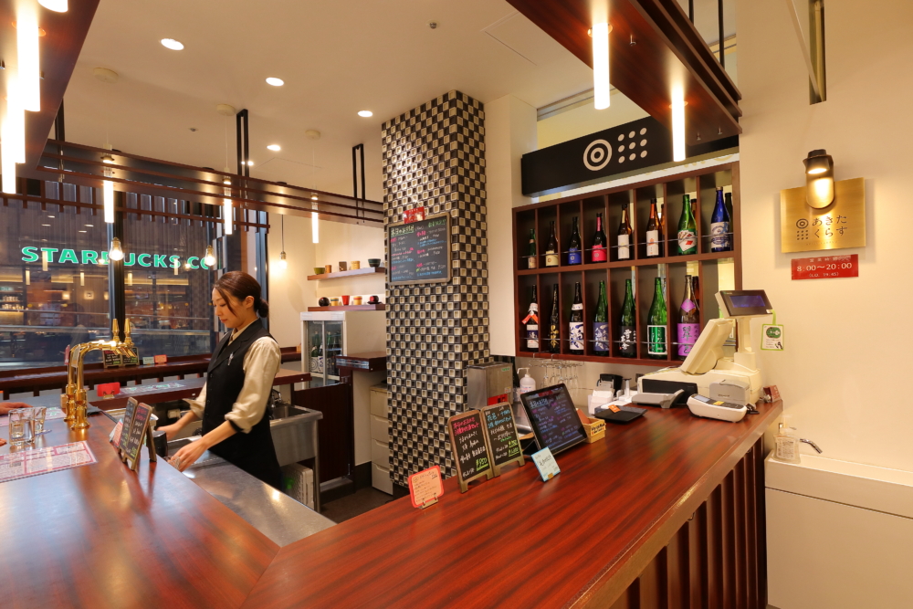 あきたくらす的立飲酒吧區可以喝到秋田當地酒藏釀製的清酒。