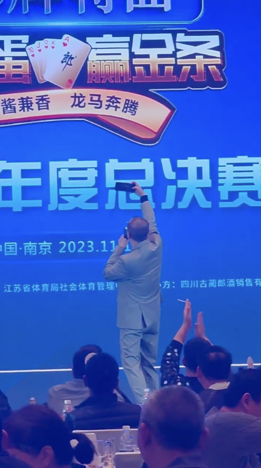 Bobby更同現場觀眾自拍～