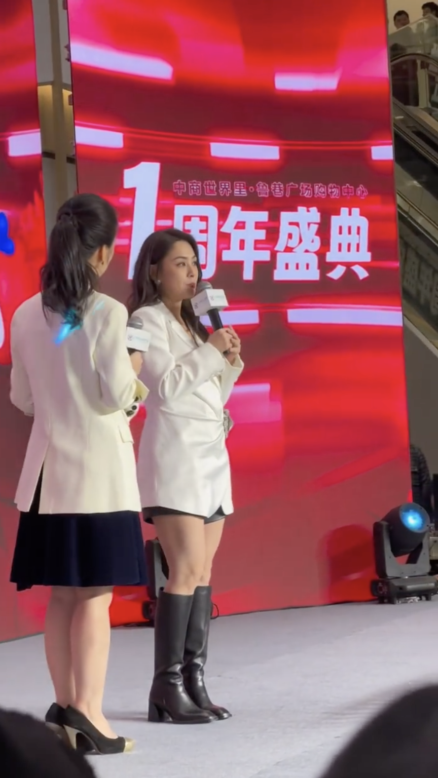 由於阿嬌不算高䠷,這個造型反而顯得比例如五五身。