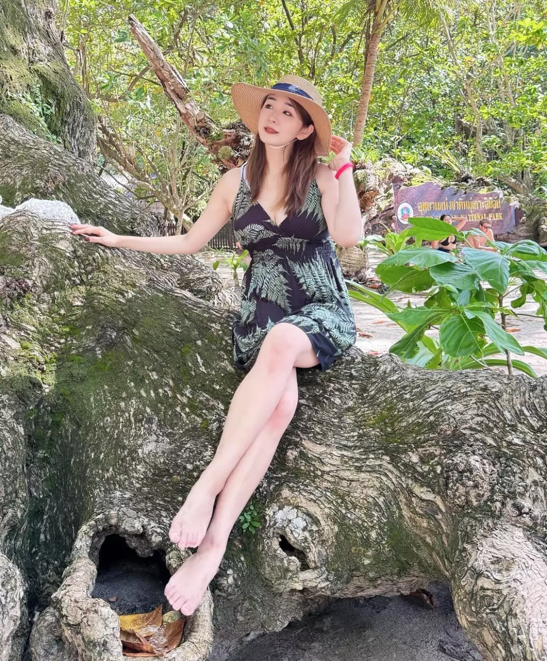 一系列Deep V短裙的性感相被刪除