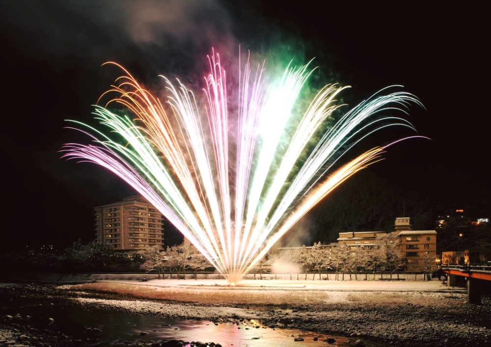 每年冬季至春季上演，根據時間而設不同主題的煙花表演！