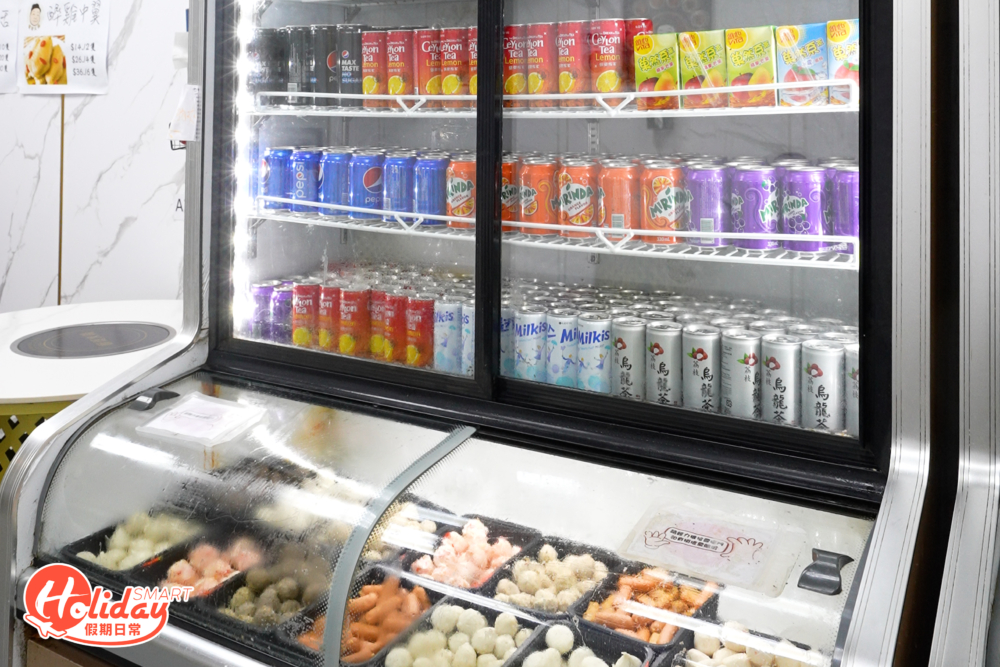 晚市火鍋是全自助形式，選好雞煲辣度及火鍋的湯底後，就可以自行到配料區夾取食物。