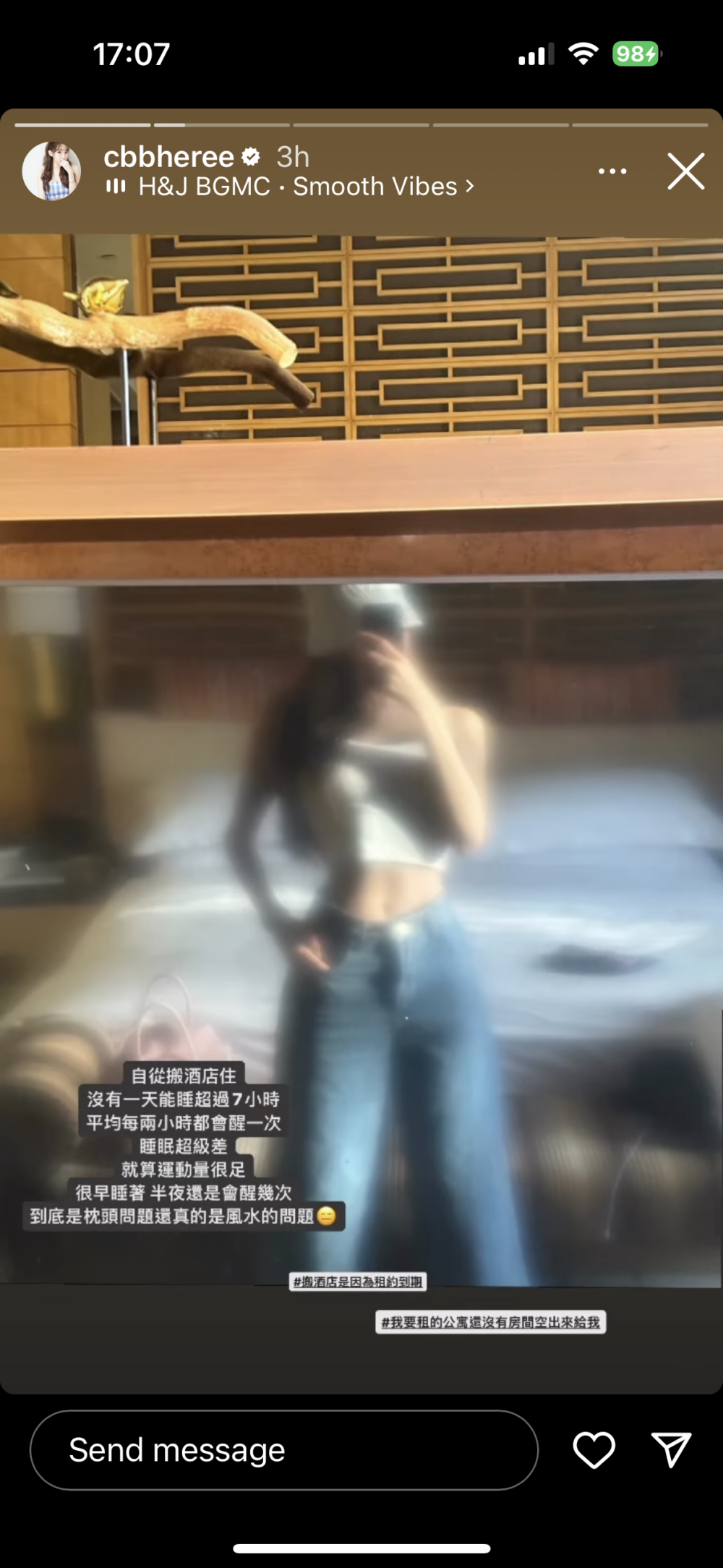 上月Cammi喺IG自爆搬入酒店暫住，當時佢表示租約期滿，而自己即將租住嘅公寓仲未有空餘房間提供。